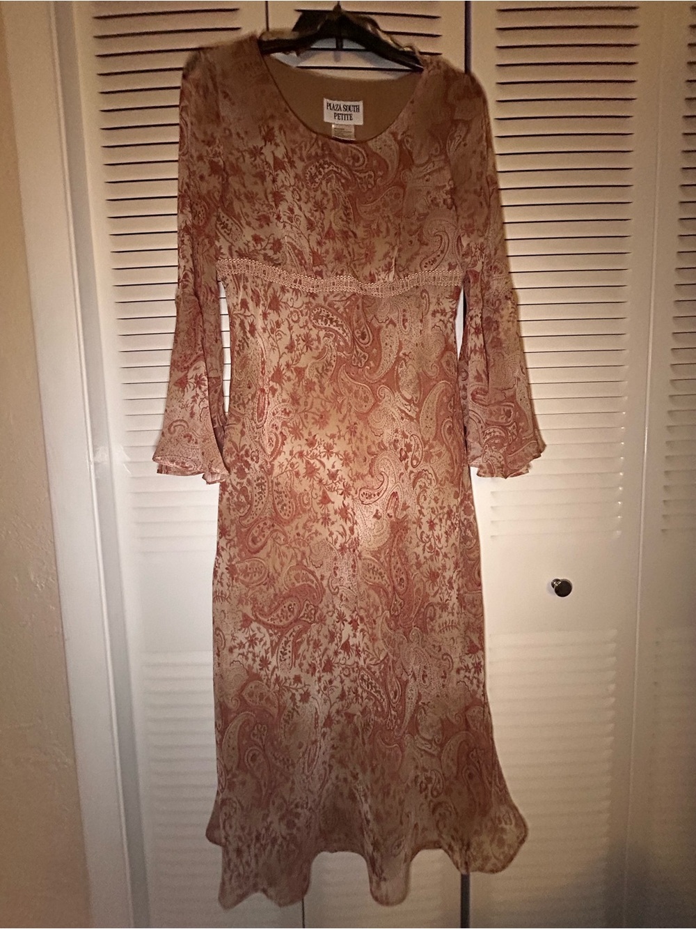 Prairie Soft Petite Long Sleeve Paisley Midi Dress in Blush Tan
